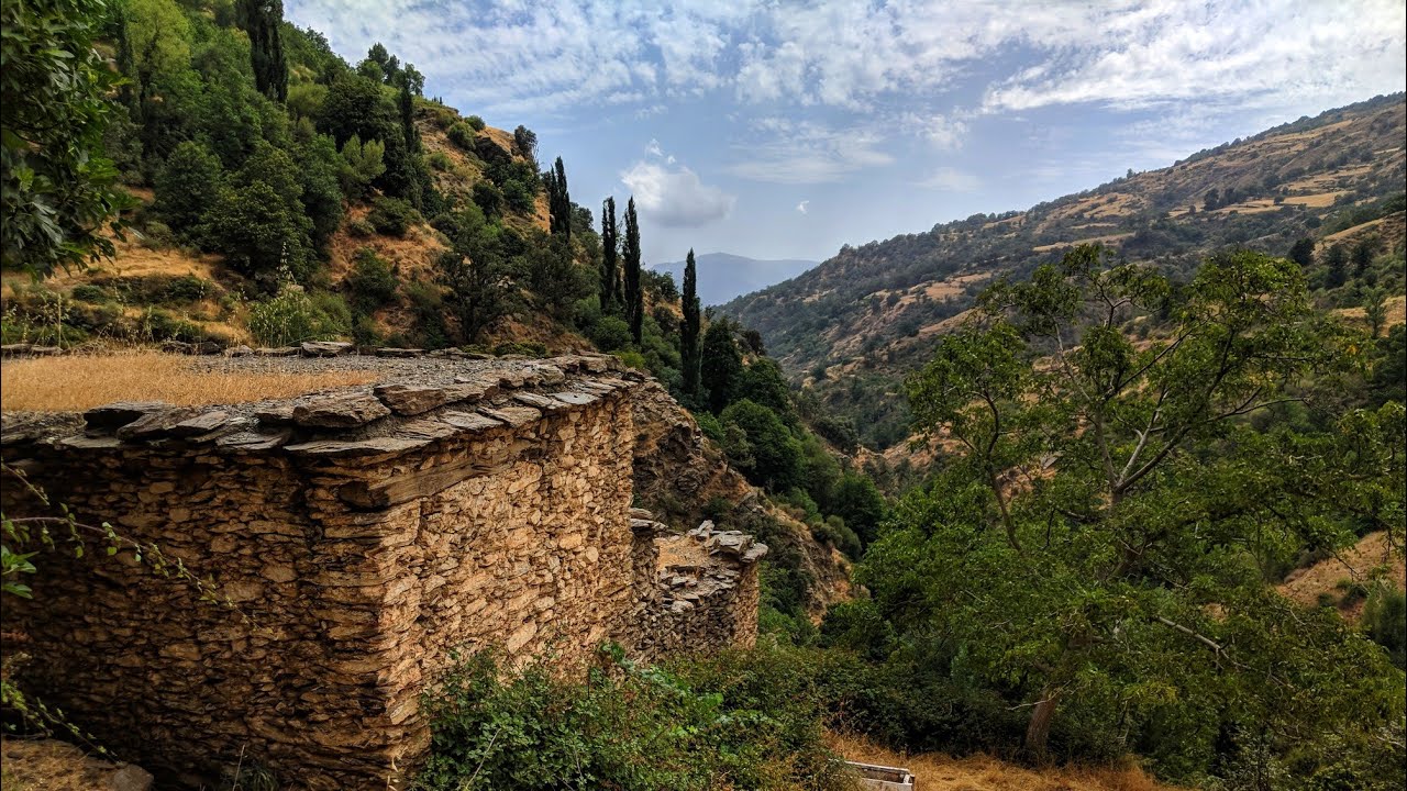 Explora la belleza natural de Capileira y su impresionante río